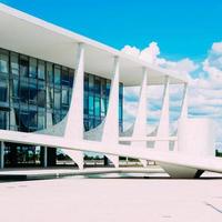 Tres potestades cuadrado en brasilia, dónde el icónico edificios de el federal capital de Brasil, el palacio hacer planalto, y el federal supremo Corte son situado foto