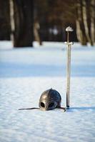 imagen de plata espada y casco fantasía medieval período foto