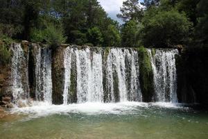 cascada con cristal agua en Cataluña foto