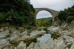 13 siglo puente en Cataluña foto