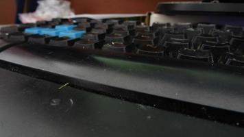 sucio escritorio teclado con polvo foto