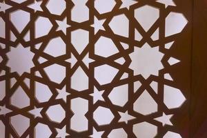 silueta de láser cortar modelo panel con marrón ligero. árabe ornamental panel colocar. silueta o iluminar desde el fondo ornamento para antecedentes. foto