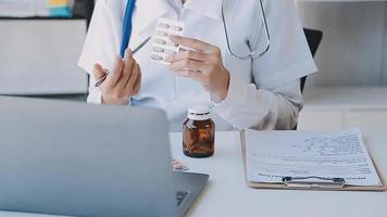 maschio medico scrittura su rx prescrizione, copia spazio, consenso contrarre cartello prescrivere un' rimedio salutare stile di vita assistenza sanitaria in linea medico servizio concetto video