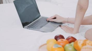 esbelto niña come sano alimento, grasa mujer come perjudicial rápido alimento. en un blanco fondo, el tema de dieta y apropiado nutrición, elección y oposición. video