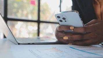 documents d'affaires, auditeur femme d'affaires vérifiant le document de recherche juridique préparer des documents ou un rapport pour analyse temps d'impôt, documents comptables données contrat partenaire traiter au bureau du lieu de travail video