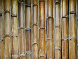 textura de natural bambú maletero cortar dentro largo medio y tejido juntos hacer un muro, resumen mirar, vertical línea foto
