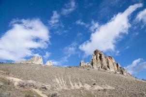 rocas en el abandonado colina debajo el azul cielo foto