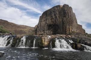 claro Arroyo corriendo a través de rocas en el Valle foto