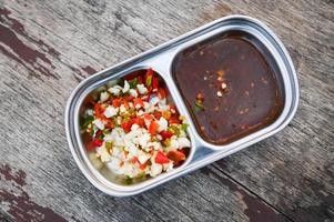 salsa ajo chile , delicioso inmersión salsa con ajo en taza en de madera mesa comida antecedentes foto