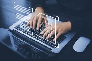 mano usando una computadora portátil y una carpeta táctil del sistema de gestión de documentos, base de datos de documentación en línea y automatización de procesos para administrar de manera eficiente los archivos, el trabajo, el conocimiento, la tecnología comercial corporativa, foto