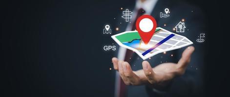 empresario mano participación virtual mundo mapa con ubicación punto, GPS aplicación, icono viaje mapas y encontrar lugares en el en línea sistema, todas pantalla gráficos son generado, buscando para viaje objetivos. foto