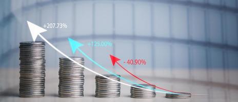 banco de ahorro para el concepto de financiación empresarial, crecimiento de monedas y filas, mercado de valores o gráfico de comercio de divisas y gráfico de velas adecuado para inversiones financieras, fondo de cambio de divisas foto