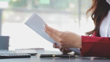 documents d'affaires, auditeur femme d'affaires vérifiant le document de recherche juridique préparer des documents ou un rapport pour analyse temps d'impôt, documents comptables données contrat partenaire traiter au bureau du lieu de travail video