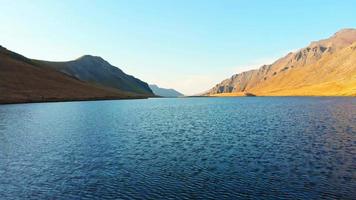 antenne dichtbij omhoog visie over- alpine meer in rustig platteland in Kaukasus bergen video