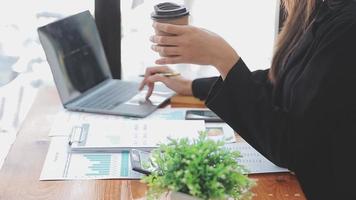 ondernemers en bedrijf mensen conferentie in modern vergadering kamer, gelukkig multiraciaal collega's hebben pret samenwerken werken samen Bij kantoor ontmoeting, Aziatisch samenspel concept video