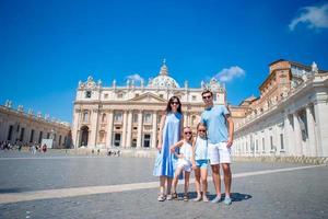 hermosa familia de viaje foto