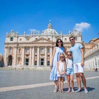 hermosa familia de viaje foto