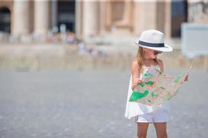 pequeño niña participación un mapa foto