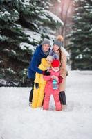familia teniendo divertido en el nieve foto
