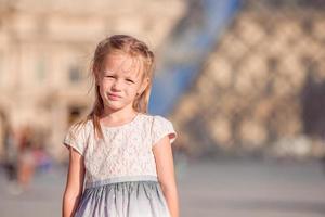 hermosa pequeño niña posando al aire libre foto