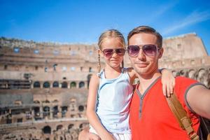 padre y hija en frente de el coliseo, Roma - Italia foto