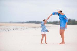 madre y hija teniendo divertido en el playa foto