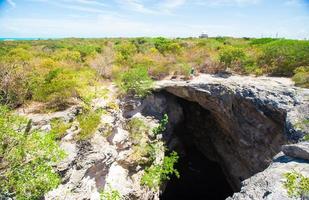 vista de la entrada de la cueva foto