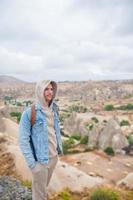 joven viajero hombre en capadocia, Turquía foto