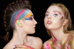 dos hermosa joven mujer con creativo maquillaje foto