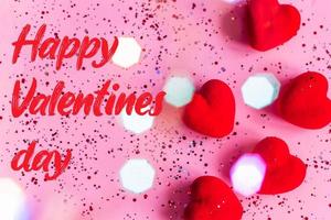 contento San Valentín día texto en rosado antecedentes con corazones. fiesta concepto foto