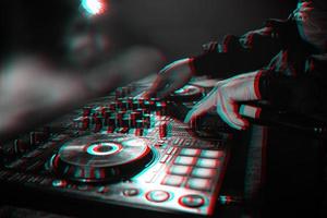 DJ consola para mezcla música con manos y con borroso personas a un noche club. negro y blanco con 3d falla virtual realidad efecto foto