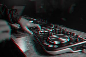 DJ consola para mezcla música con manos y con borroso personas a un noche club. negro y blanco con 3d falla virtual realidad efecto foto