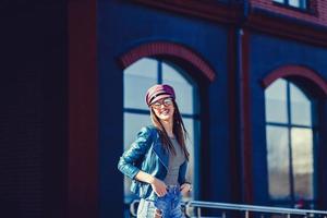 hermosa de moda niña en elegante Gafas de sol foto