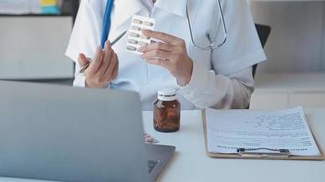 maschio medico scrittura su rx prescrizione, copia spazio, consenso contrarre cartello prescrivere un' rimedio salutare stile di vita assistenza sanitaria in linea medico servizio concetto video