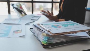 documents d'affaires, auditeur femme d'affaires vérifiant le document de recherche juridique préparer des documents ou un rapport pour analyse temps d'impôt, documents comptables données contrat partenaire traiter au bureau du lieu de travail video