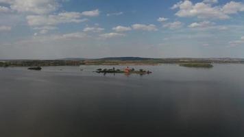 aérien vue de st. linhart église sur île dans nove mlyny Lac video