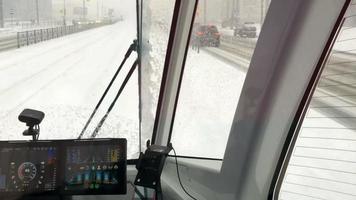 Straßenbahn im Winter, Aussicht von das Passagier Abteil video