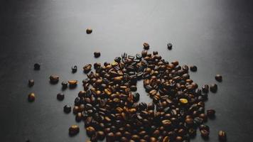 inverso Immagine. caffè fagioli arrostito a partire dal il pavimento per il caffè tazza. video