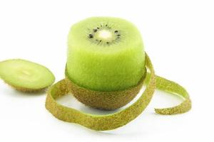 kiwi Fruta pelar en mango foto