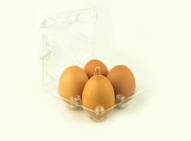 pollo huevo en el plastico embalaje foto