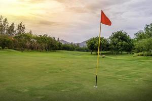 golf curso con bandera marca foto