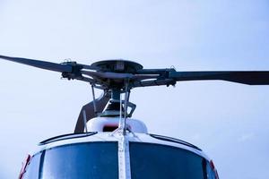 detalle de la ingeniería de helicópteros en un hermoso cielo azul,cabina de combate de helicópteros militares foto