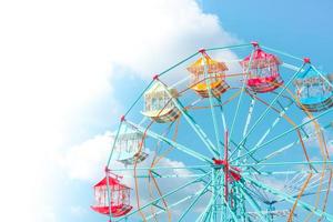 rueda de ferris en el fondo del cielo azul, rueda de ferris vintage colorida foto