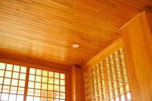 madera tradicional de estilo japonés, textura de techo de madera japonés shoji, decoración interior casa de madera de estilo japonés foto