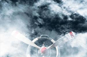 Clásico avión hélice con radial motor en nube nublado clima foto