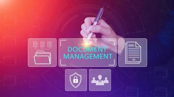 el sistema de gestión de documentos dms se está configurando consultor que trabaja en una computadora portátil en la oficina. software para archivar, buscar y administrar información de archivos corporativos foto