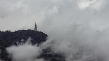 Timelapse av dimma och altostratus moln över de topp på phutubberk thailand, dimma över de toppar och skogar. natur efter regn video