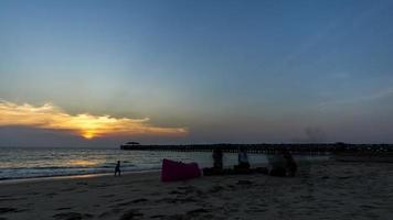 Atividades em a de praia às natai praia, phang nga. tam colo, pôr do sol tempo. laranja céu, nublado céu video