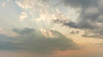 coucher de soleil à travers les nuages qui se déplacent rapidement beau soleil video