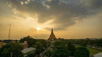 traffico nel davanti di il annuale evento di Phra pathom chedi. il cielo cambiato nel il sera. video